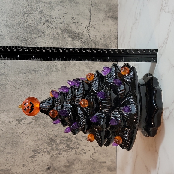 Halloween themed lighted Christmas tree Large - Picture 4 of 4